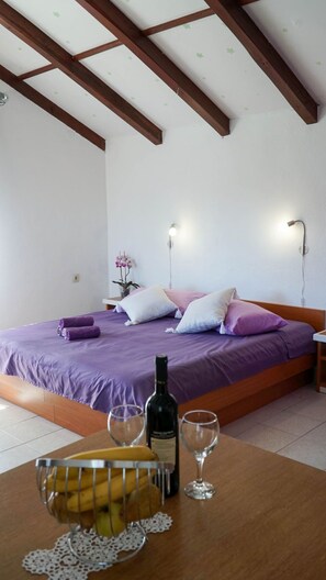 3 bedrooms, individually furnished, blackout curtains - Tennis court and outdoor pool villa (Selca)