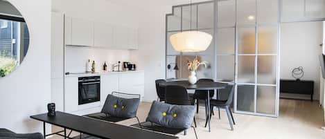 2 bedroom apartment | リビング エリア | 43 インチのスマートテレビ (デジタル放送視聴可)、テレビ、Netflix