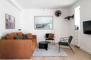 1 bedroom apartment | Oppholdsområde | En 43-tommers smart-TV med digitale kanaler samt TV og Netflix