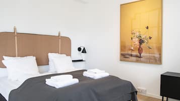 2 bedroom apartment | Decoración individual y espacio para trabajar con un portátil