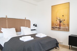 2 bedroom apartment | Decoración individual y espacio para trabajar con un portátil