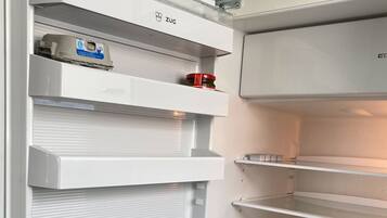 Ein Kühlschrank mit mehreren Ablagen und einem Gefrierfach.