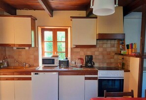 Réfrigérateur, micro-ondes, plaque de cuisson, lave-vaisselle