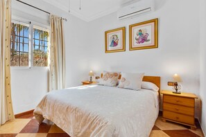 4 bedrooms, iron/ironing board, free WiFi, bed sheets