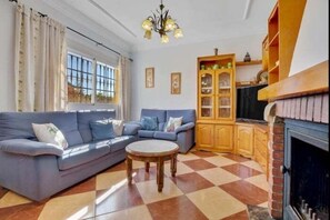 Televisión, chimenea y tenis de mesa 