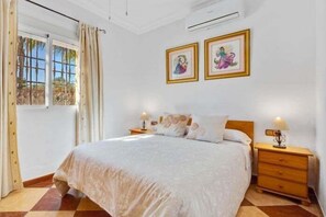 4 habitaciones, tabla de planchar con plancha, internet y ropa de cama 