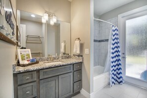 وحدات دش مع أحواض استحمام، مجففات شعر، مناشف، صابون