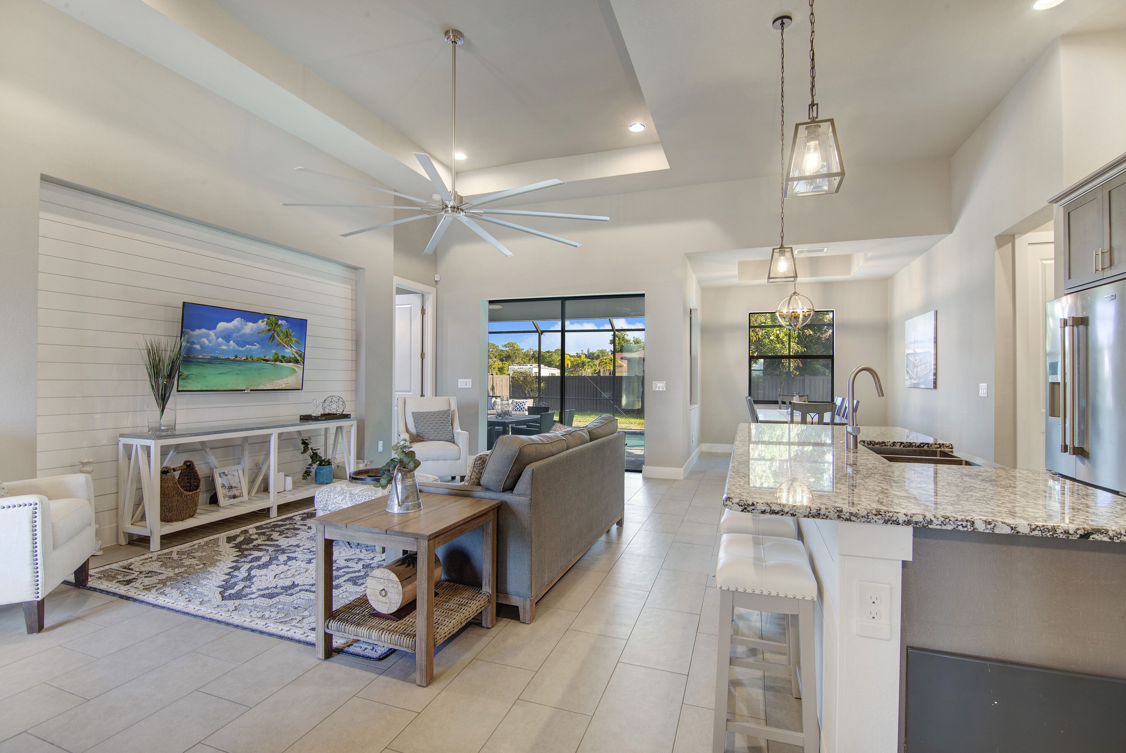 TV connectée, espaces bureaux, écrans d'ordinateur