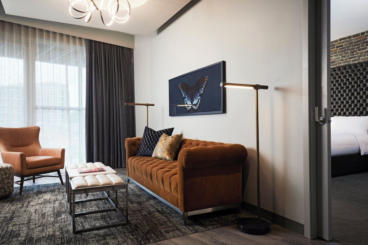 Sengetøy av topp kvalitet, senger med overmadrass og safe på rommet