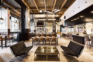 Se sirven desayunos, almuerzos y cenas; cocina americana