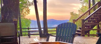 ★Cozy Log Cabin★ Secluded, modern amenities, mins to dwtwn Blueridge. Pets OK!