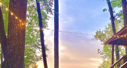 ★Cozy Log Cabin★ Secluded, modern amenities, mins to dwtwn Blueridge. Pets OK!