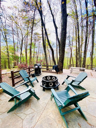 ★Cozy Log Cabin★ Secluded, modern amenities, mins to dwtwn Blueridge. Pets OK!