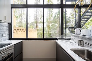 Fridge, microwave, oven, stovetop - Cilantro Apartment, Wifi, Terrace !New! (Lisboa)