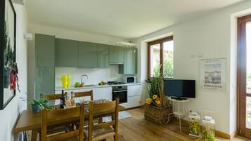 Frigorifero, microonde, forno, piano cottura