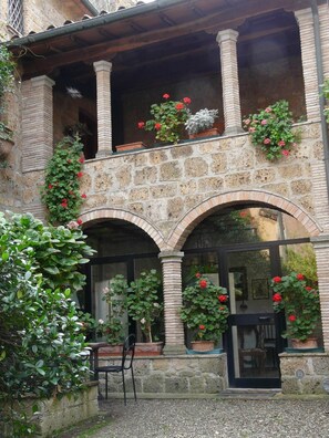 تفاصيل الفندق من الخارج