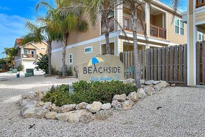 Property grounds - Piggy's Perch- 2 Balconies | Direct Pool Access (Port Aransas)