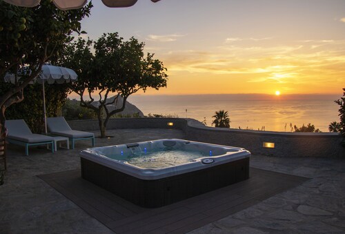 PRIVATE VILLA TITINA: exclusive sea view Villa with 3 private apartments