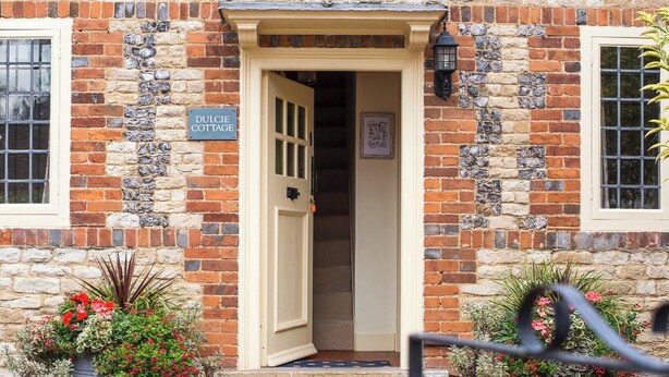A stone cottage with a sign reading "Dulcie Cottage." - 2 bedroom accommodation in Preston Crowmarsh, near Wallingford (Preston Crowmarsh, near Wallingford)