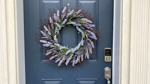 A dark blue door with a wreath and a keyhole lock. - Sleeps 10! Brand new kitchen & main bathroom! Highly sought after 4bd,3ba. (Smyrna)