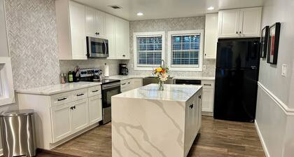Sleeps 10! Brand new kitchen & main bathroom! Highly sought after 4bd,3ba.