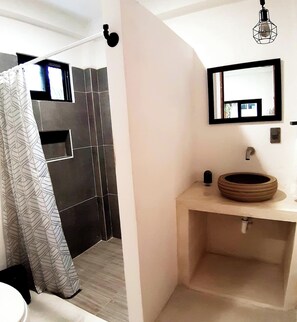 Baignoire, sèche-cheveux, serviettes fournies, savon