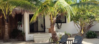 1 block to the beach, kitchen, smart tv, starlink wi-fi, calm, relaxing 