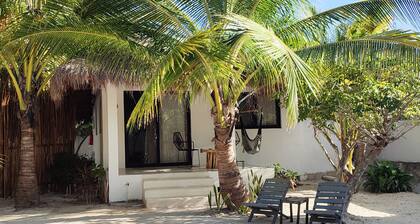 1 block to the beach, kitchen, smart tv, starlink wi-fi, calm, relaxing