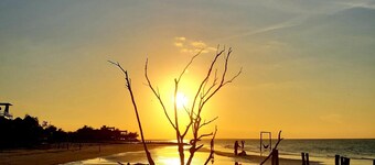 1 block to the beach, kitchen, smart tv, starlink wi-fi, calm, relaxing 