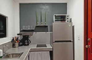 Réfrigérateur, micro-ondes, plaque de cuisson, cafetière/bouilloire