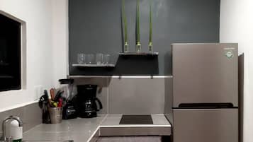 Frigorifero, microonde, piano cottura, macchina per tè/caffè