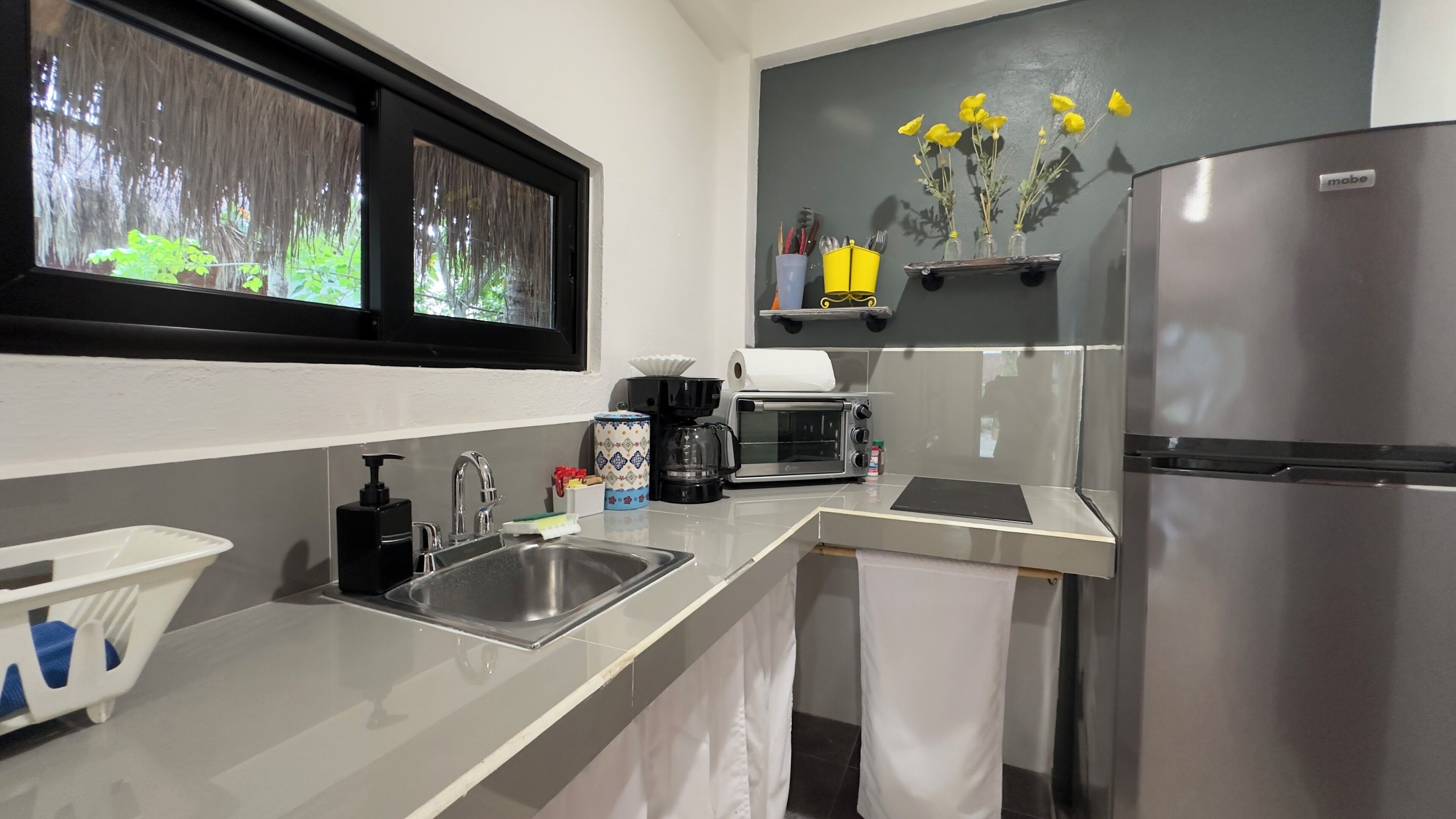 Cafetera i tetera, frigorífic, microones i placa de cuina 