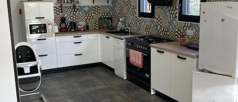 Frigorifero, microonde, forno, piano cottura