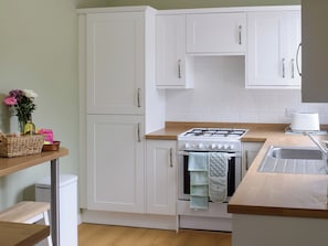 Oppvaskmaskin og høy barnestol