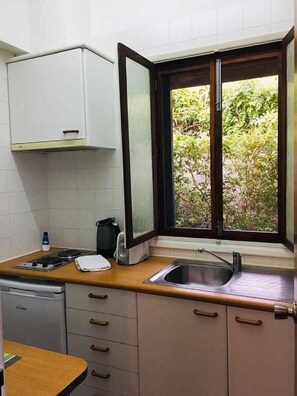 Kühlschrank, Mikrowelle, Herdplatte, Wasserkocher mit Kaffee-/Teezubehör