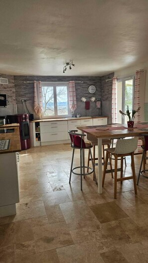 Fridge, microwave, oven, stovetop - Air-conditioned villa with panoramic view and swimming pool. (Vézénobres)
