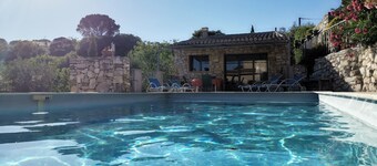 Air-conditioned villa with panoramic view and swimming pool.