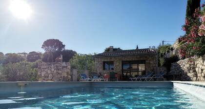 Villa climatisée, vue panoramique avec piscine.