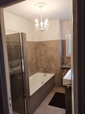 Dusche, Haartrockner, Handtücher