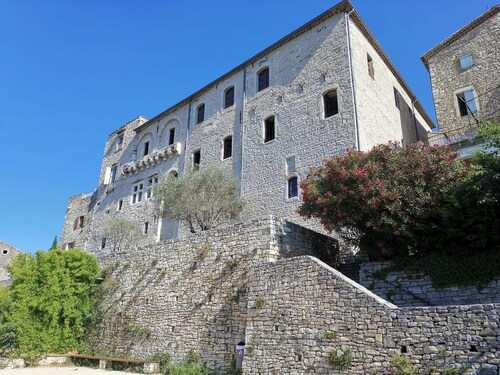 Villa climatisée, vue panoramique avec piscine.