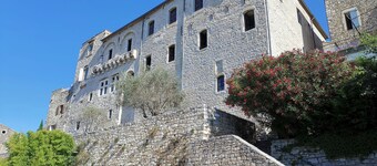 Air-conditioned villa with panoramic view and swimming pool.