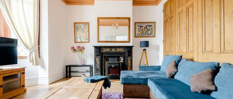 Departamento Confort | Área de sala de estar | Smart TV de 14 pulgadas con canales por cable y televisión