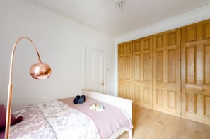 2 chambres, fer et planche à repasser, Wi-Fi gratuit, draps fournis
