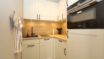 Kühlschrank, Mikrowelle, Ofen, Wasserkocher mit Kaffee-/Teezubehör