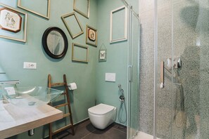 Dusj, hårføner og håndklær