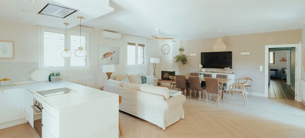 A spacious living area with a kitchen, dining table, and seating. - Finca Aprisco de Candeleda, a dream to share. (candeleda)