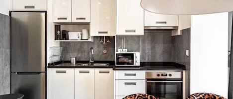 冷蔵庫、電子レンジ、オーブン、コンロ