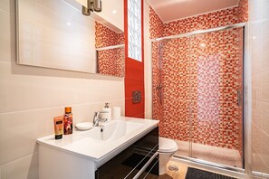 シャワー、ヘアドライヤー、タオル