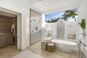 Tina, secadora de cabello, bidet, toallas 