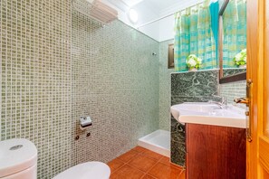 Een douche, een haardroger, handdoeken